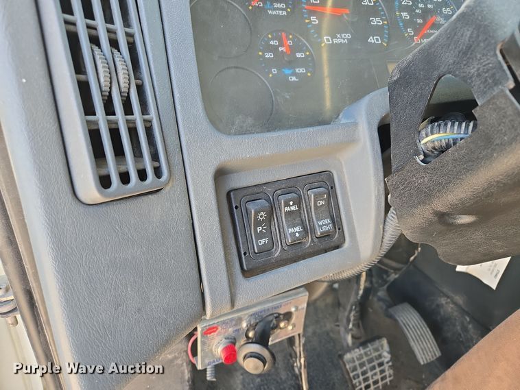 image for item EQ3668 2005 International 4300 digger derrick truck