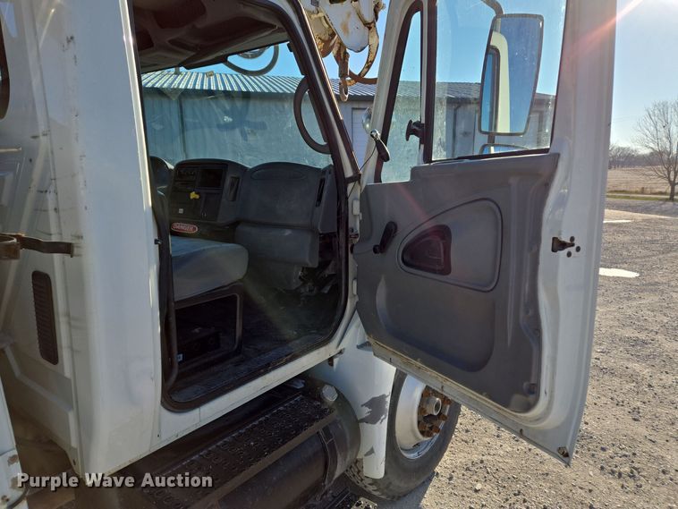 image for item EQ3668 2005 International 4300 digger derrick truck