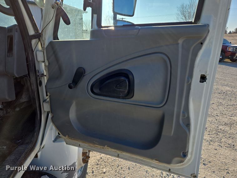 image for item EQ3668 2005 International 4300 digger derrick truck