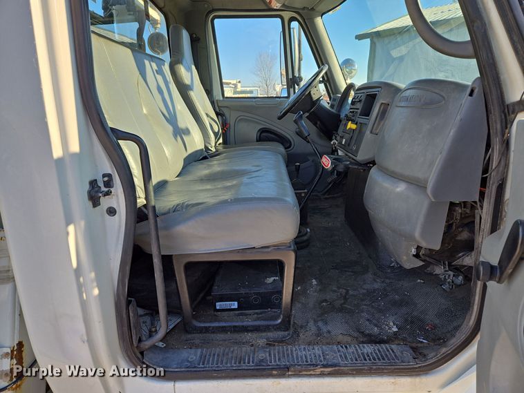 image for item EQ3668 2005 International 4300 digger derrick truck