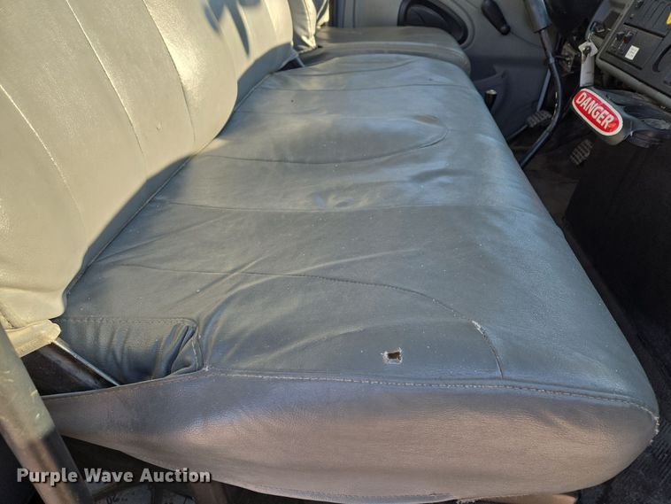 image for item EQ3668 2005 International 4300 digger derrick truck