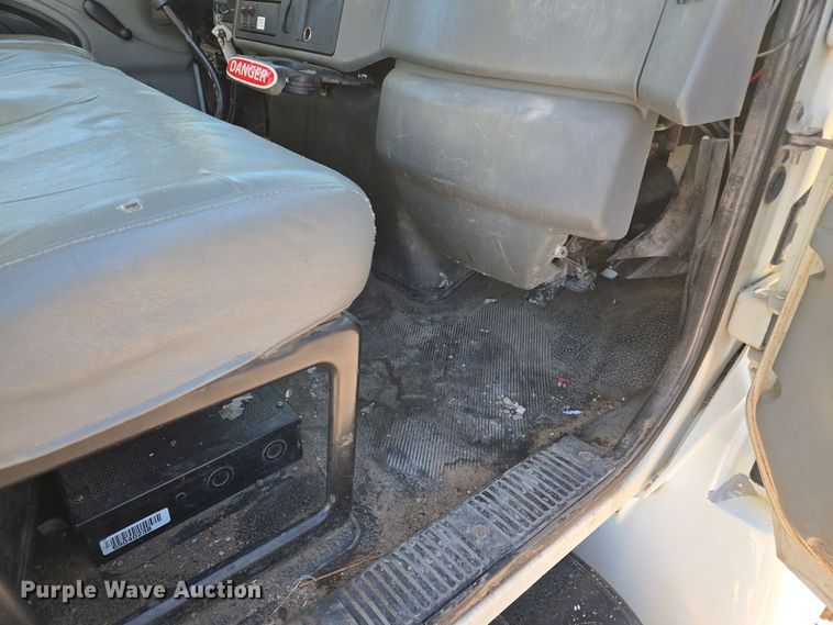 image for item EQ3668 2005 International 4300 digger derrick truck