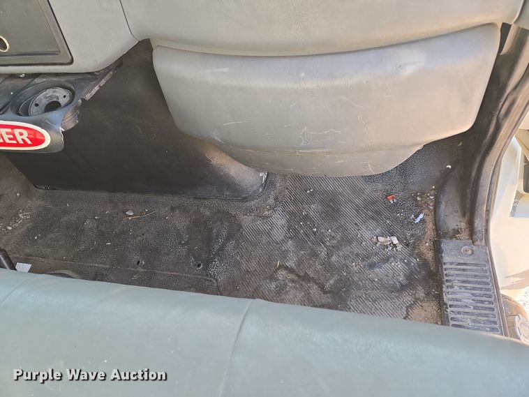 image for item EQ3668 2005 International 4300 digger derrick truck