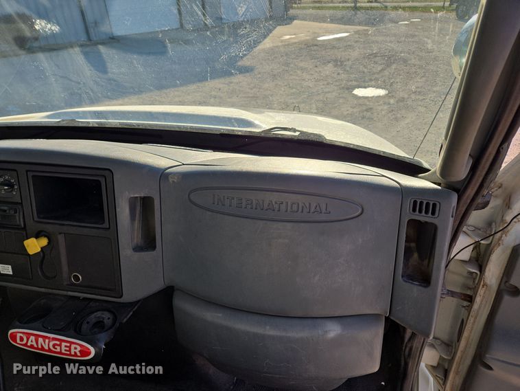 image for item EQ3668 2005 International 4300 digger derrick truck