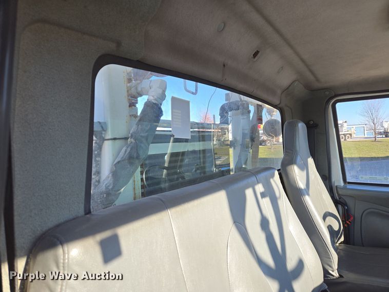 image for item EQ3668 2005 International 4300 digger derrick truck