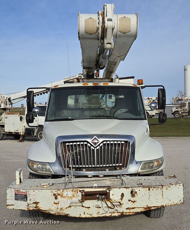 image for item EQ3669 2006 International  4300 SBA bucket truck