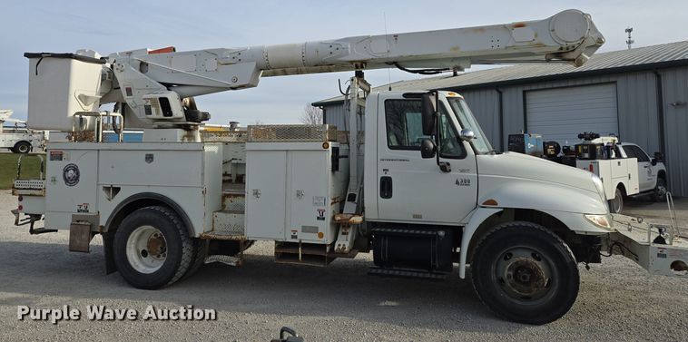 image for item EQ3669 2006 International  4300 SBA bucket truck