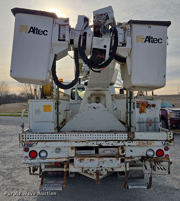 image for item EQ3669 2006 International  4300 SBA bucket truck