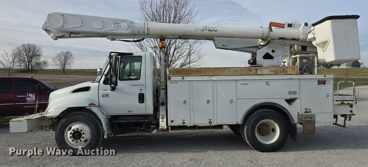 image for item EQ3669 2006 International  4300 SBA bucket truck