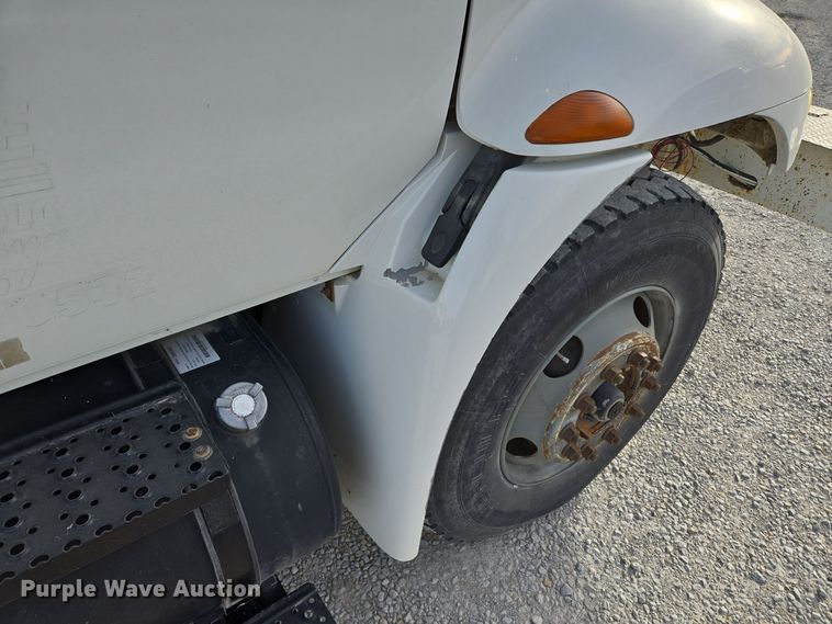 image for item EQ3669 2006 International  4300 SBA bucket truck