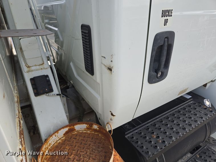 image for item EQ3669 2006 International  4300 SBA bucket truck