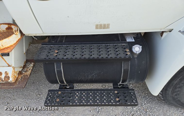 image for item EQ3669 2006 International  4300 SBA bucket truck