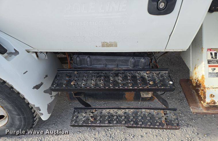 image for item EQ3669 2006 International  4300 SBA bucket truck