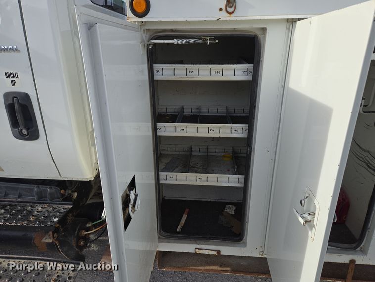 image for item EQ3669 2006 International  4300 SBA bucket truck