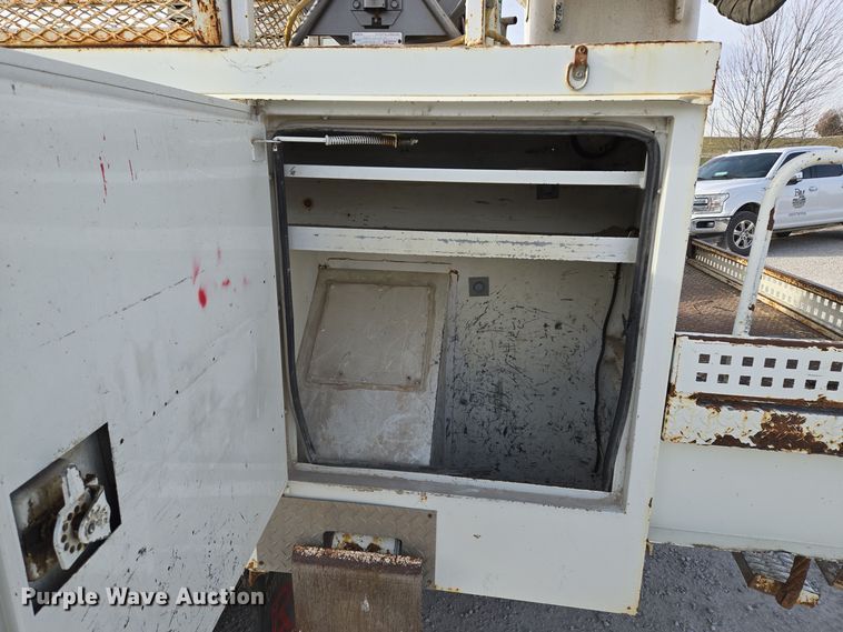 image for item EQ3669 2006 International  4300 SBA bucket truck