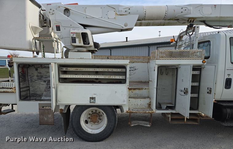 image for item EQ3669 2006 International  4300 SBA bucket truck