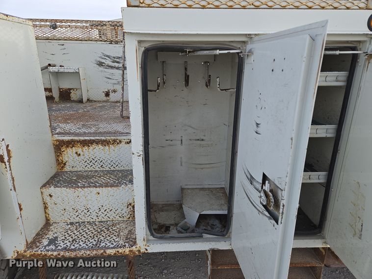 image for item EQ3669 2006 International  4300 SBA bucket truck