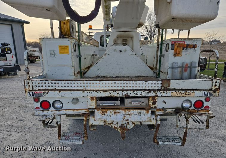 image for item EQ3669 2006 International  4300 SBA bucket truck