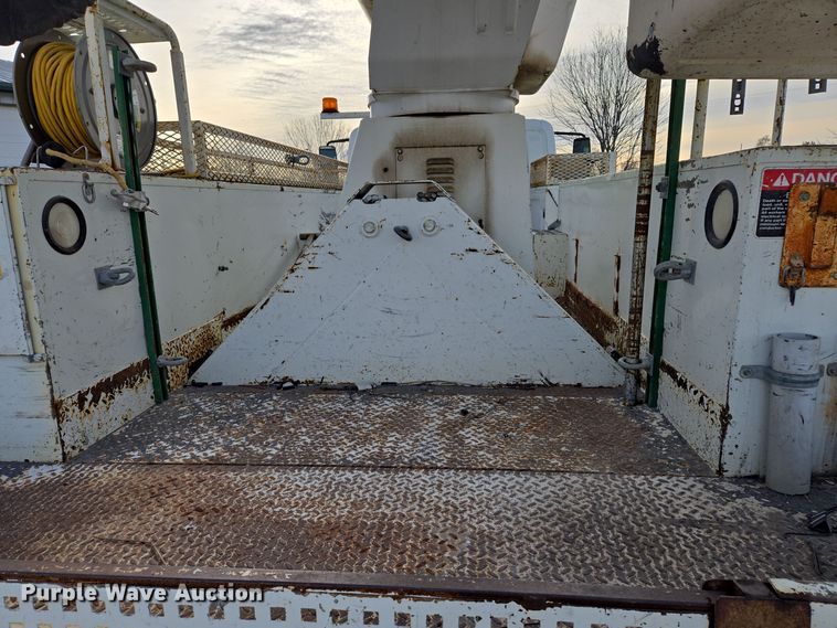 image for item EQ3669 2006 International  4300 SBA bucket truck