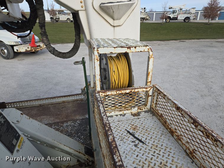 image for item EQ3669 2006 International  4300 SBA bucket truck