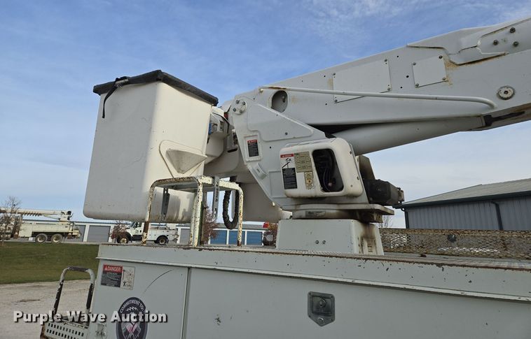 image for item EQ3669 2006 International  4300 SBA bucket truck