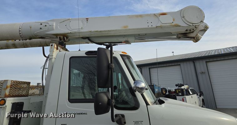 image for item EQ3669 2006 International  4300 SBA bucket truck
