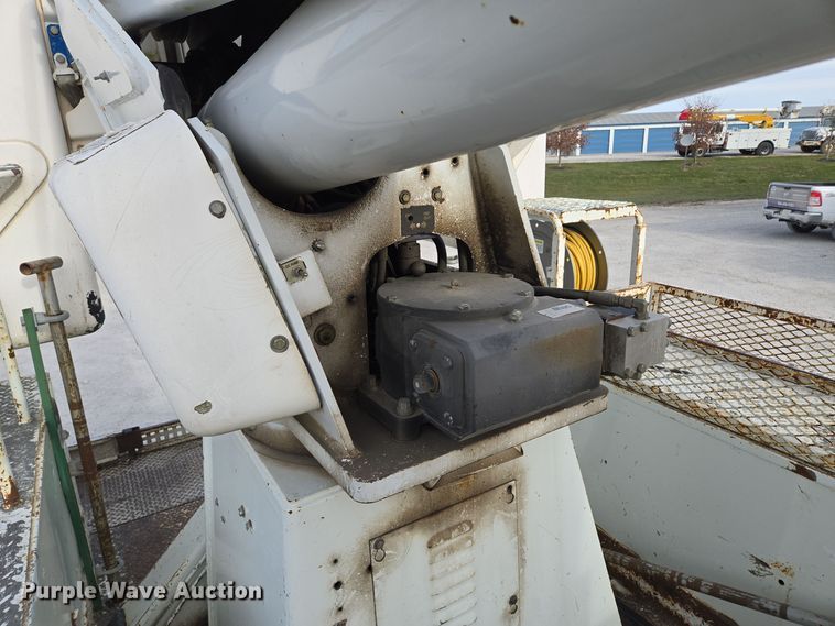 image for item EQ3669 2006 International  4300 SBA bucket truck