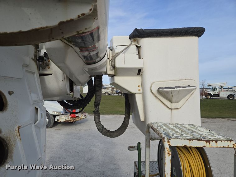 image for item EQ3669 2006 International  4300 SBA bucket truck