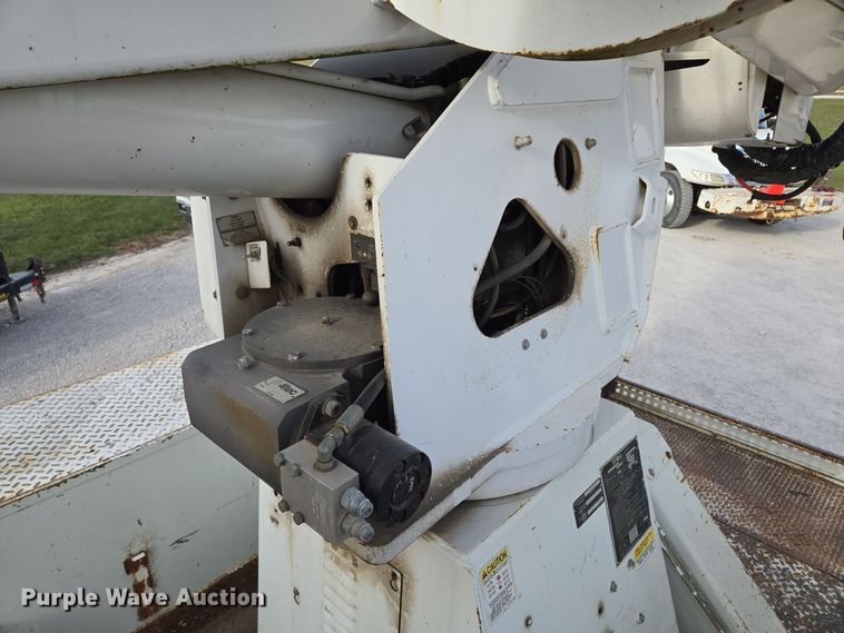 image for item EQ3669 2006 International  4300 SBA bucket truck