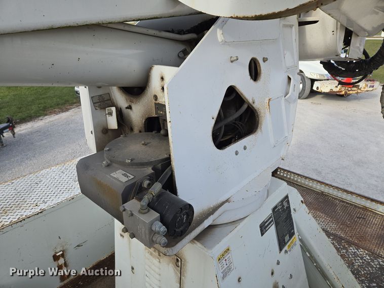 image for item EQ3669 2006 International  4300 SBA bucket truck
