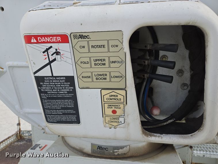 image for item EQ3669 2006 International  4300 SBA bucket truck