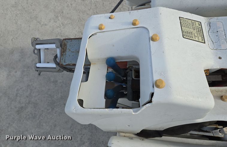 image for item EQ3669 2006 International  4300 SBA bucket truck