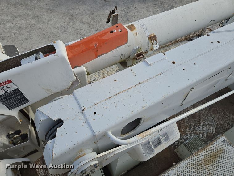 image for item EQ3669 2006 International  4300 SBA bucket truck