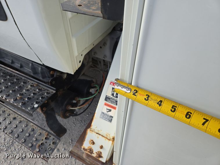 image for item EQ3669 2006 International  4300 SBA bucket truck