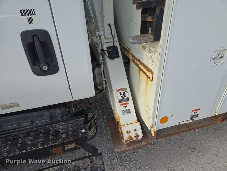 image for item EQ3669 2006 International  4300 SBA bucket truck