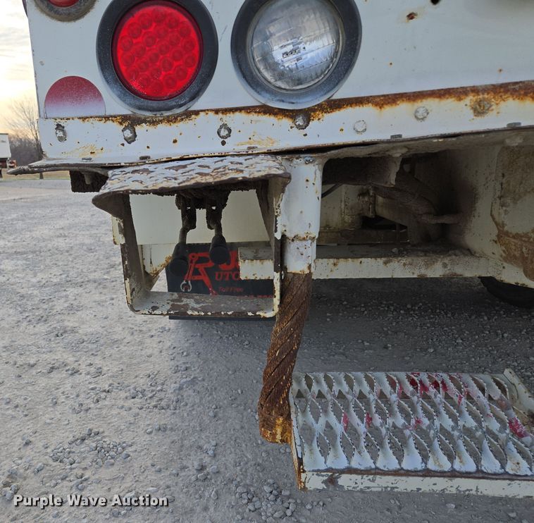 image for item EQ3669 2006 International  4300 SBA bucket truck