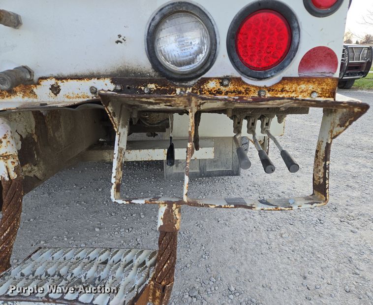 image for item EQ3669 2006 International  4300 SBA bucket truck