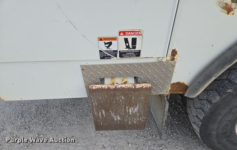 image for item EQ3669 2006 International  4300 SBA bucket truck