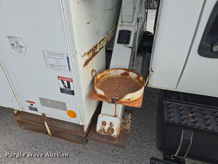 image for item EQ3669 2006 International  4300 SBA bucket truck