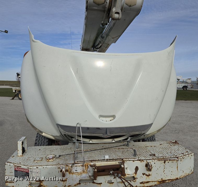 image for item EQ3669 2006 International  4300 SBA bucket truck