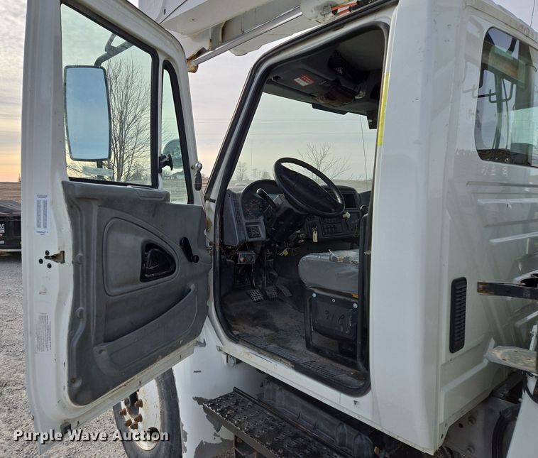 image for item EQ3669 2006 International  4300 SBA bucket truck