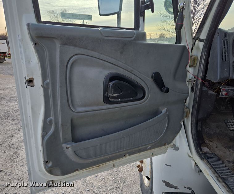 image for item EQ3669 2006 International  4300 SBA bucket truck