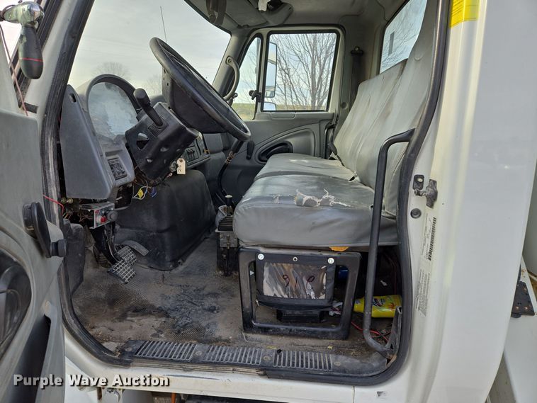 image for item EQ3669 2006 International  4300 SBA bucket truck