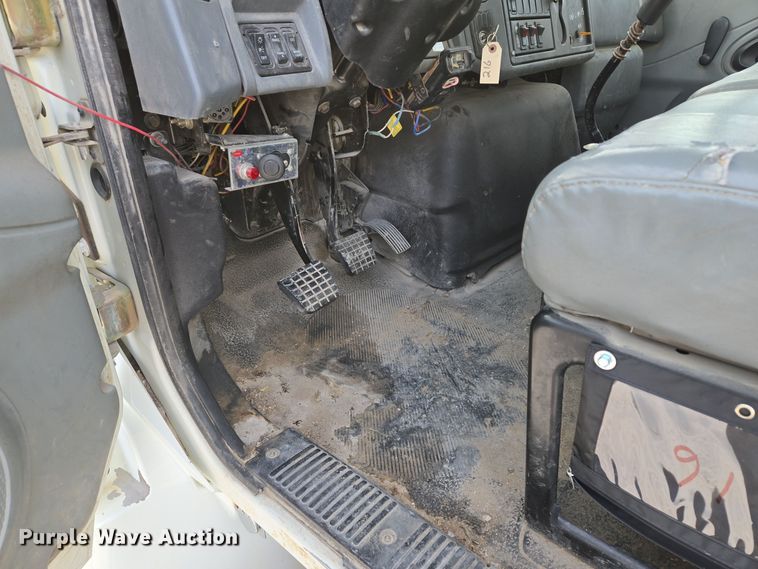 image for item EQ3669 2006 International  4300 SBA bucket truck