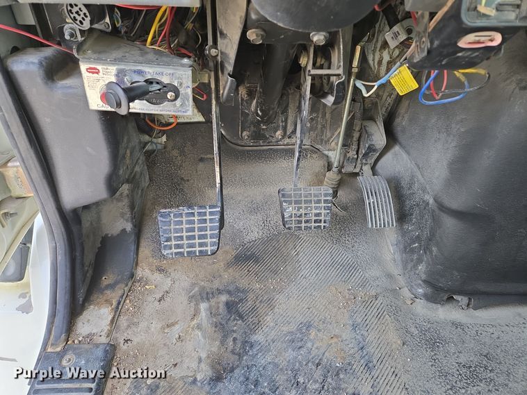 image for item EQ3669 2006 International  4300 SBA bucket truck