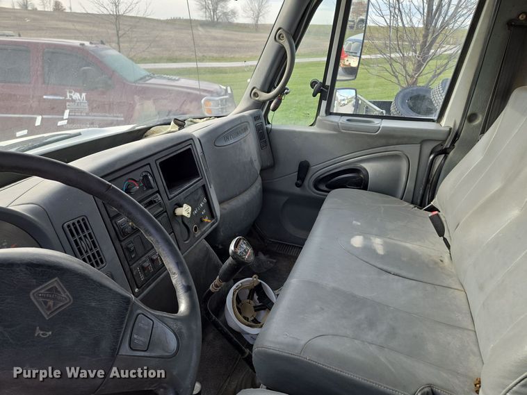 image for item EQ3669 2006 International  4300 SBA bucket truck