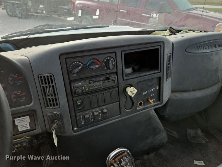 image for item EQ3669 2006 International  4300 SBA bucket truck