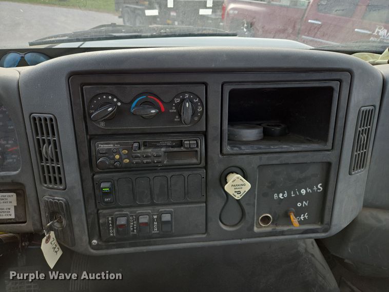 image for item EQ3669 2006 International  4300 SBA bucket truck