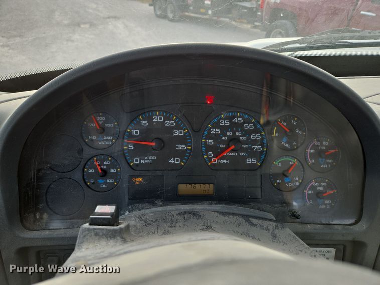 image for item EQ3669 2006 International  4300 SBA bucket truck