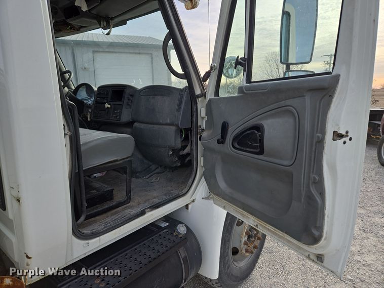 image for item EQ3669 2006 International  4300 SBA bucket truck